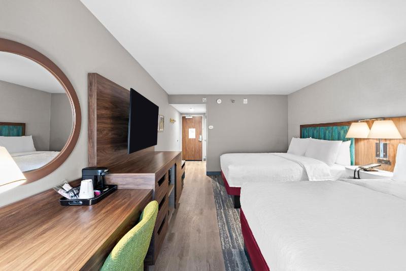 Queen Room with Two Queen Beds - Non-Smoking image 4