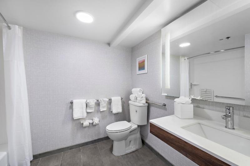King Room with Bath Tub - Mobility Accessible image 4