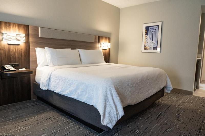 Standard King Room image 2