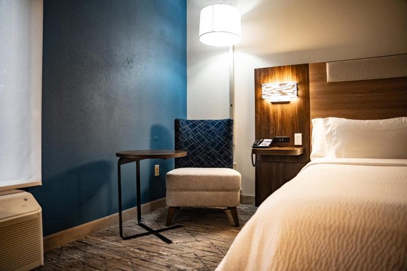 Standard King Room - Mobility Accessible image 2