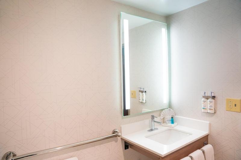 Standard King Room - Mobility Accessible image 3