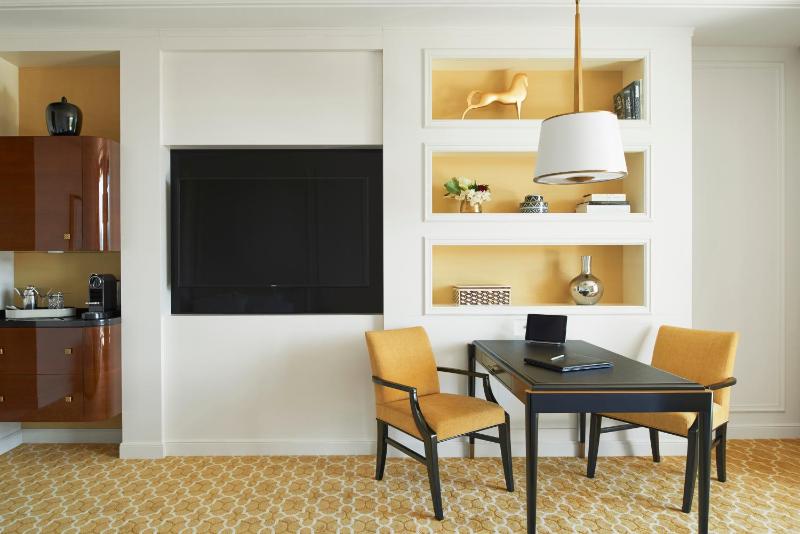 High Floor Deluxe Queen Room with Two Queen Beds with Terrace and View image 2