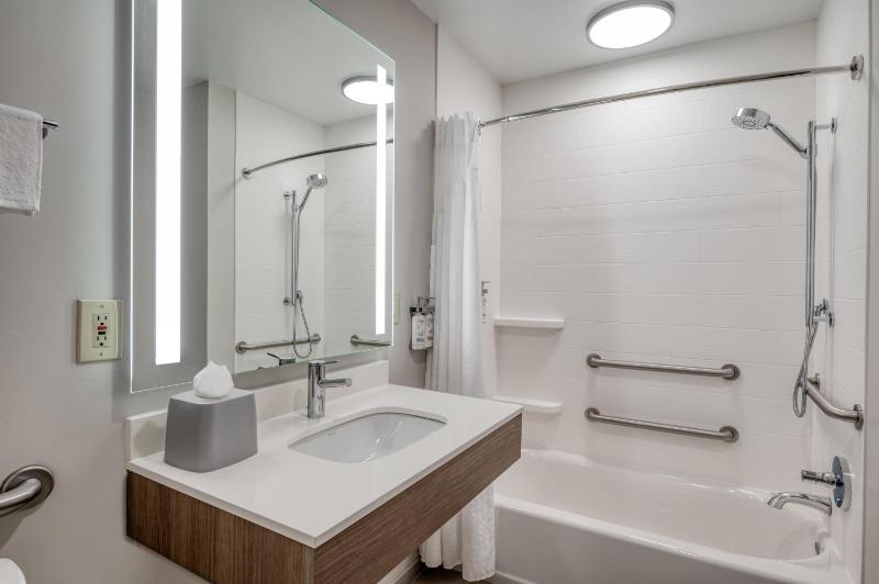 King Room - Mobility Access/Hearing Accessible image 1