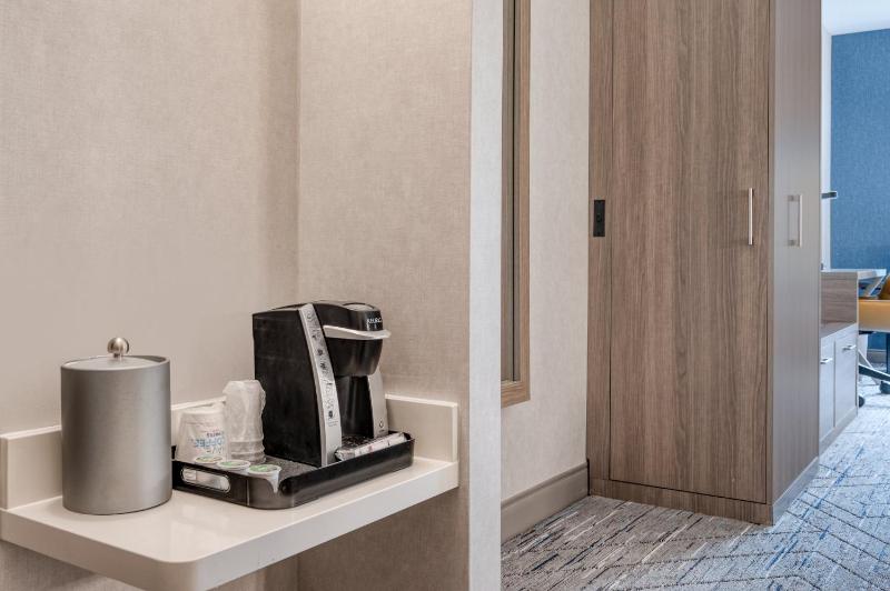 King Room - Disability Access With Roll In Shower - Non-Smoking image 3