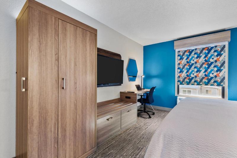 Standard King Room image 2