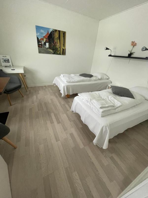 Twin Room image 4