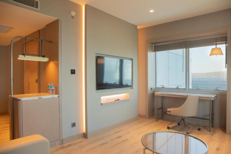 Deluxe Suite with Sea View image 2