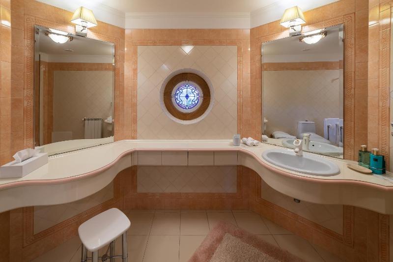 Suite with Mountain View image 3