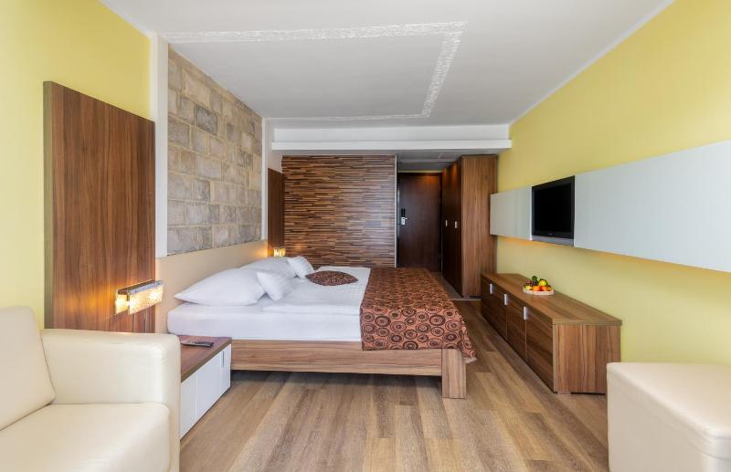 Double or Twin Room image 3