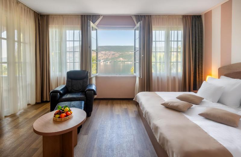 Comfort Double Room with Balcony and Sea View image 1