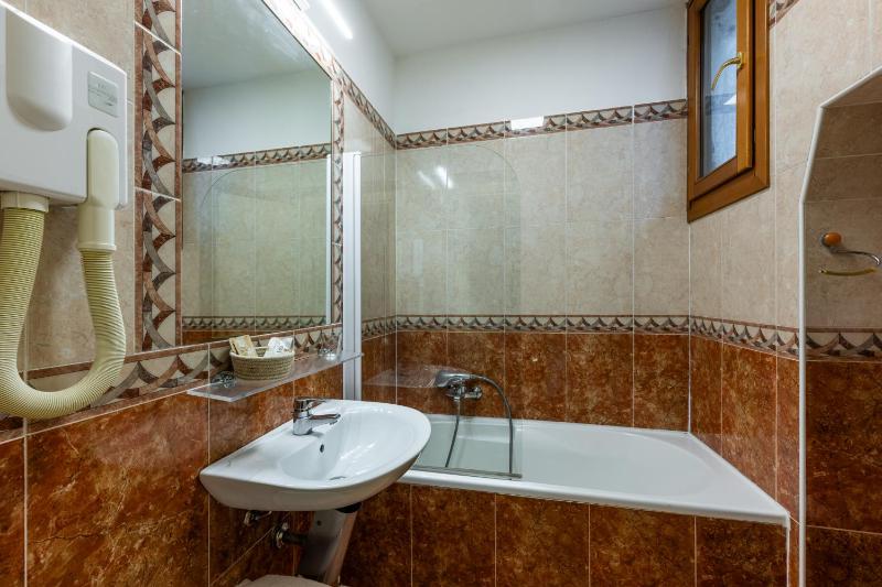 Deluxe Double or Twin Room with Balcony image 3