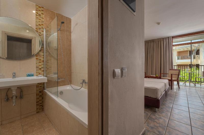 Standard Room image 4