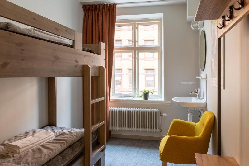 Economy Twin Room image 3