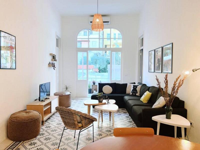 Vintage Apt 4BR Mar Mikhael - image 12