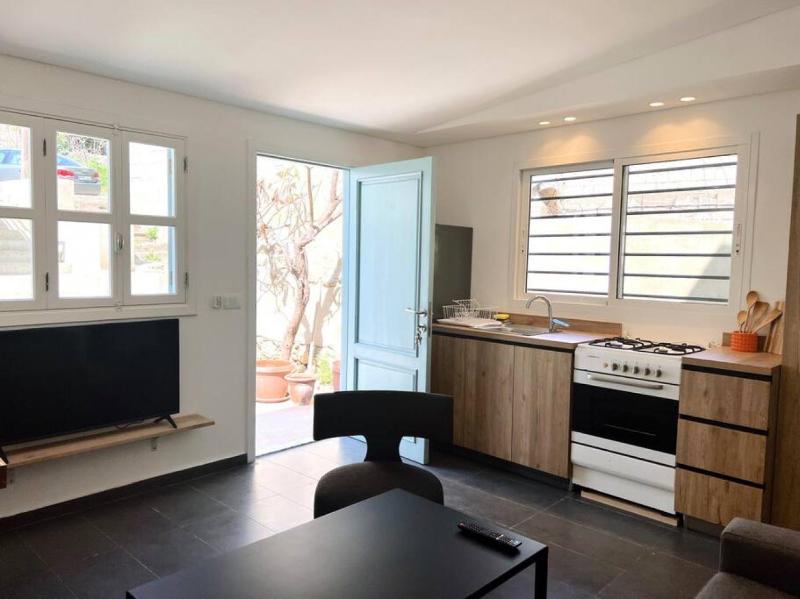 Railway House 1BR Apt with front yard 24 hours power - image 4