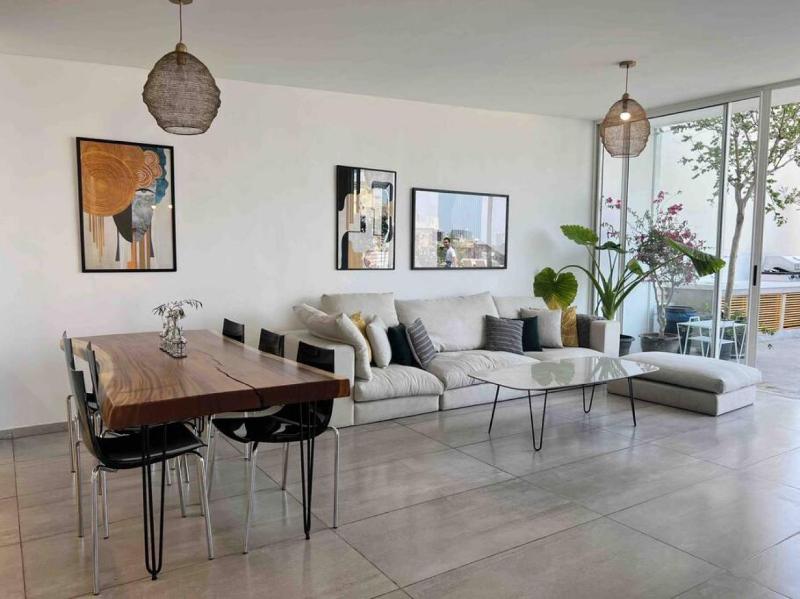 Dreamy 3BR Penthouse w a Super Terrace - image 12
