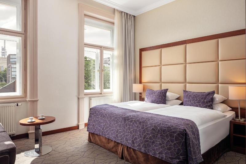 Deluxe Double or Twin Room image 4