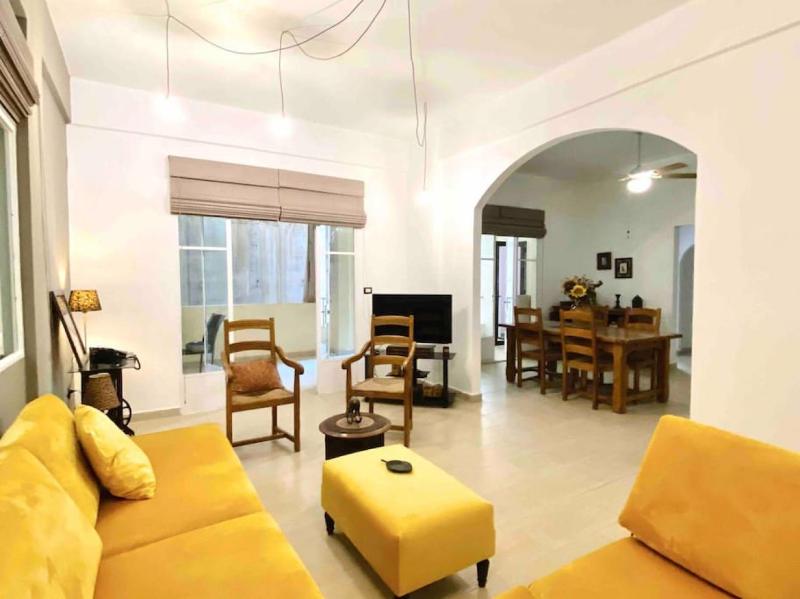 3BR on MM stairs with a quiet terrace - image 9