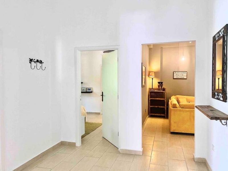 3BR on MM stairs with a quiet terrace - image 8