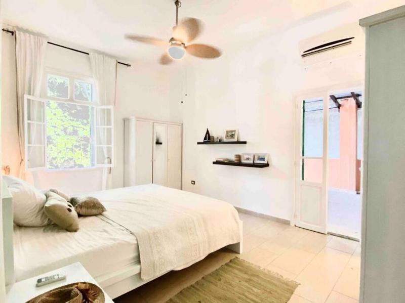 3BR on MM stairs with a quiet terrace - image 5