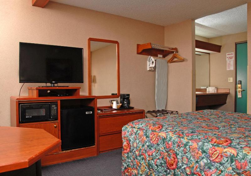 Queen Room - Non-Smoking image 3