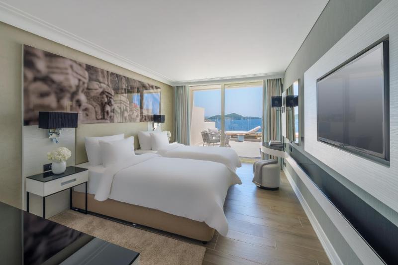 Superior Twin Room with Sea View image 1