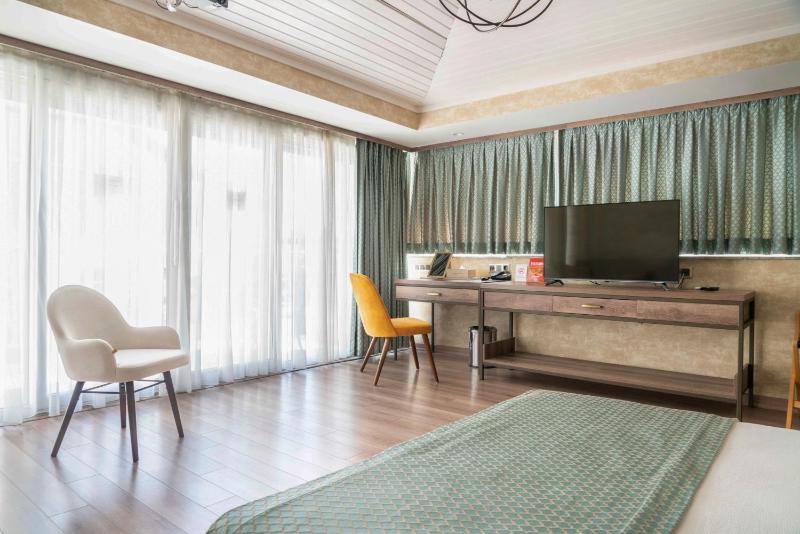 Deluxe Double Room with Balcony and Sea View image 2