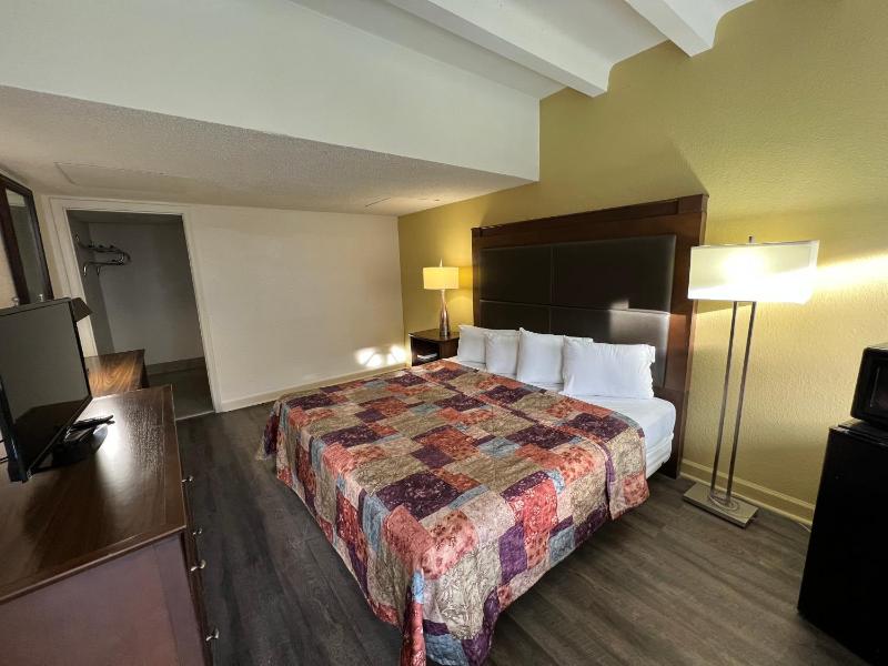 Deluxe King Room image 3
