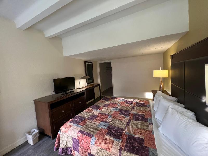 Deluxe Queen Room image 4
