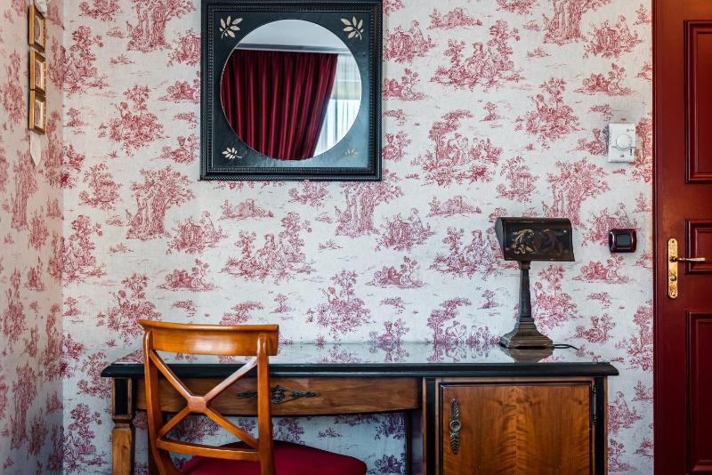 Superior Twin Room image 4