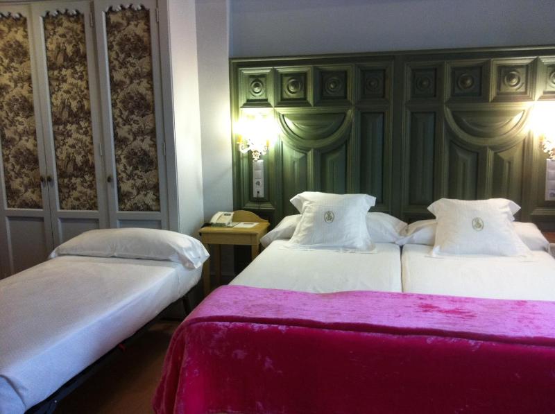 Twin Room with Extra Bed image 4