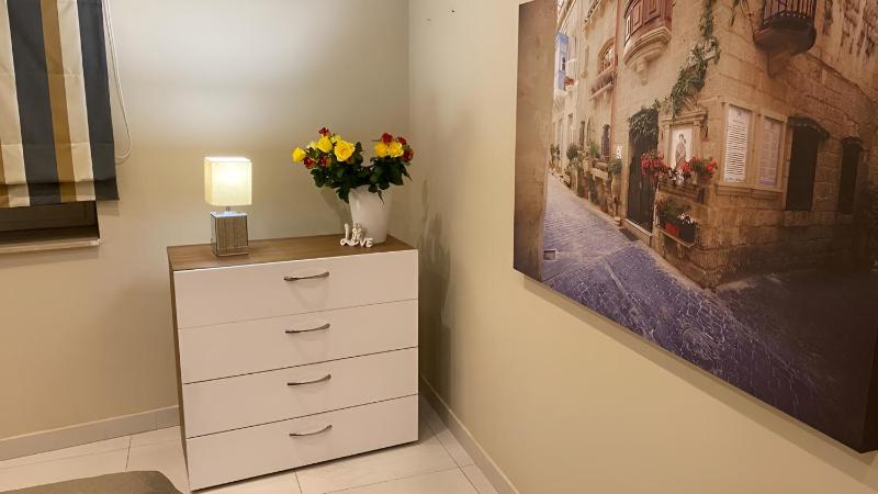 St. Julian's Super Bright And Spacious Seaview Apartment - image 5