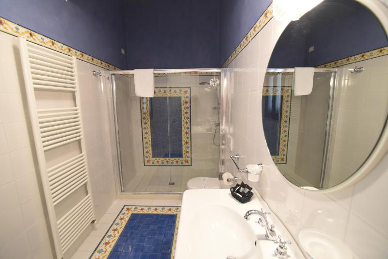 Superior Double Room with Balcony image 2
