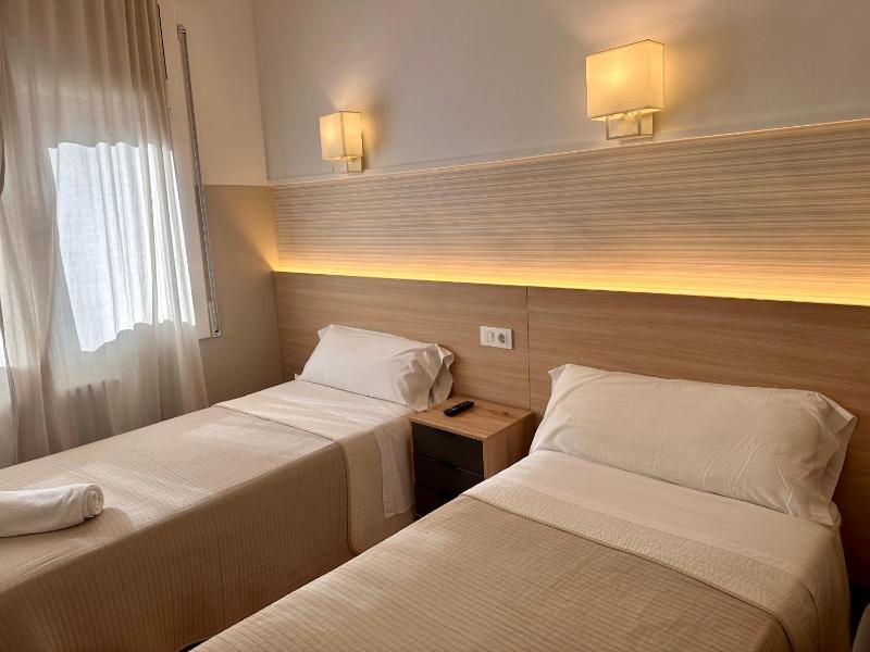Superior Twin Room image 4