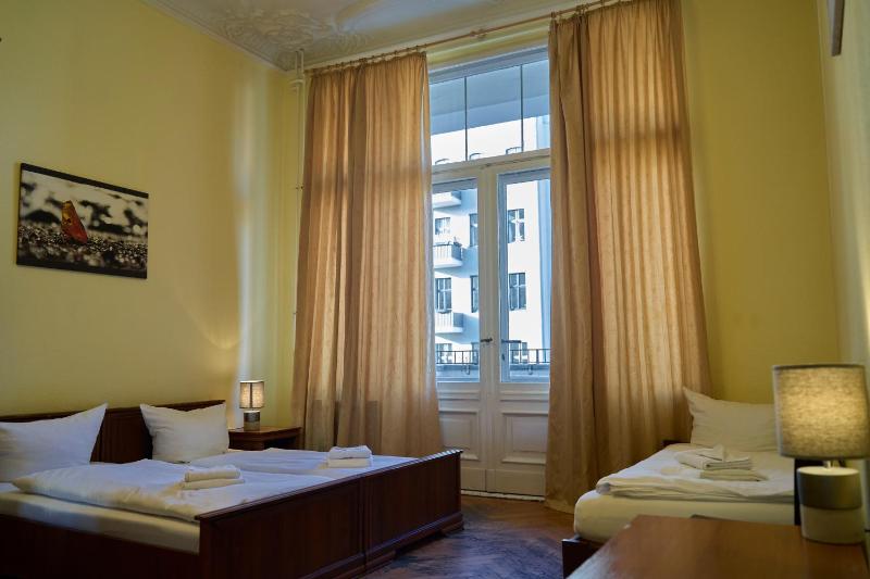 Standard Triple Room image 2