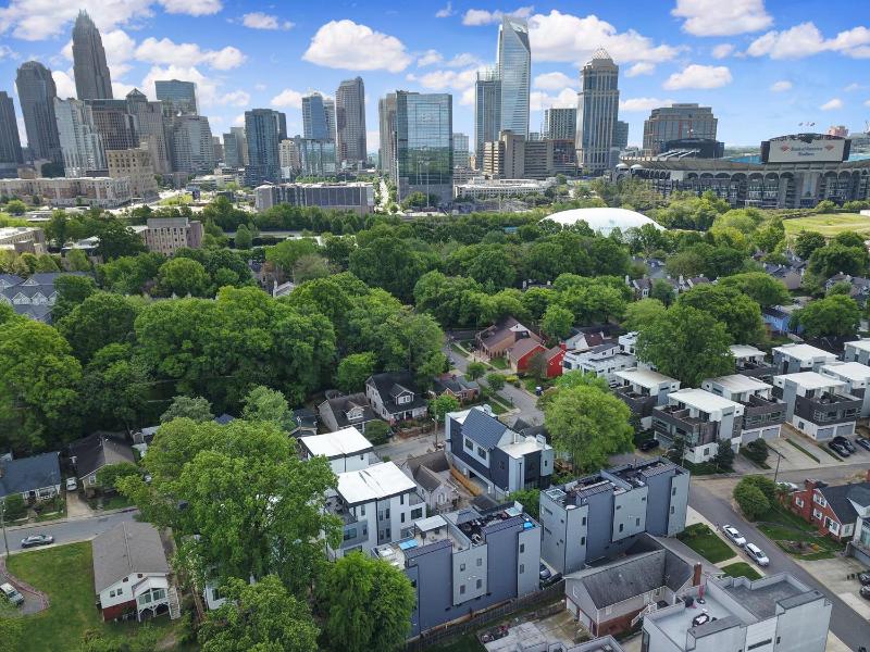 906 Westbrook B City Views Rooftop Hot Tub and Short Walk to Stadium Images