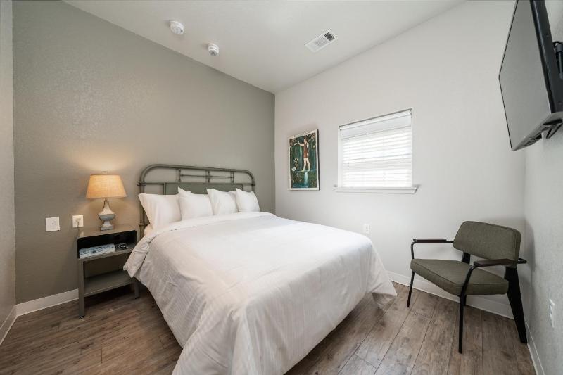 Queen Room - Disability Access image 2