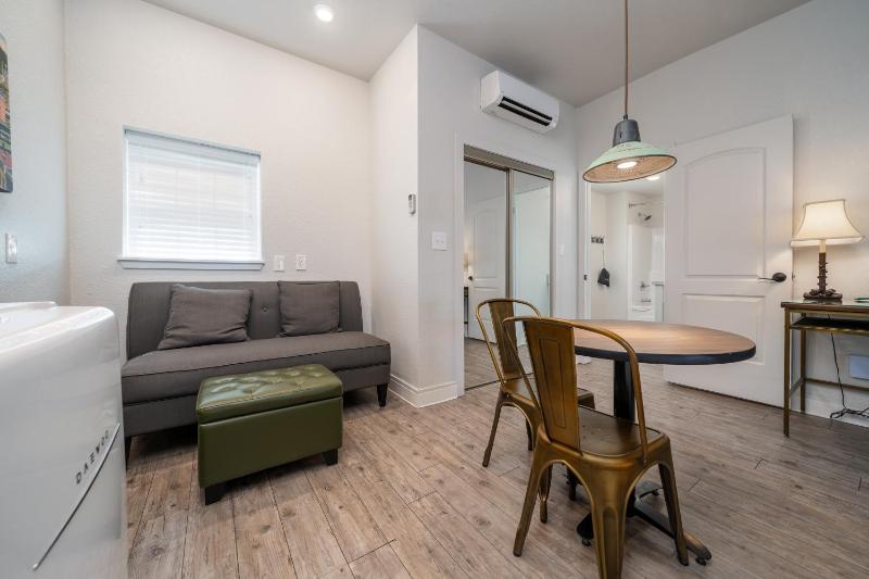 Standard Double Room image 3