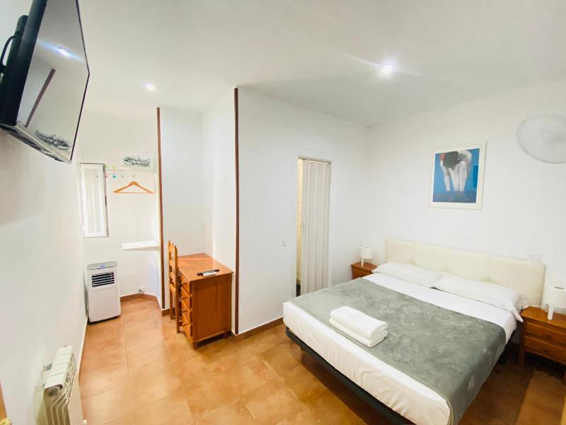 Double Room with Private Bathroom image 1