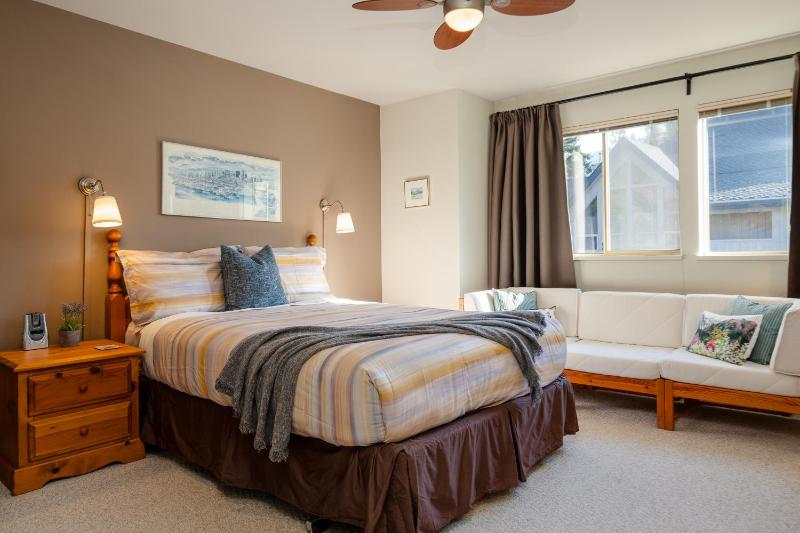 2BR in Valhalla Whistler Village Complex Hot Tub Gas Fireplace Parking Gondola Shuttle - image 24