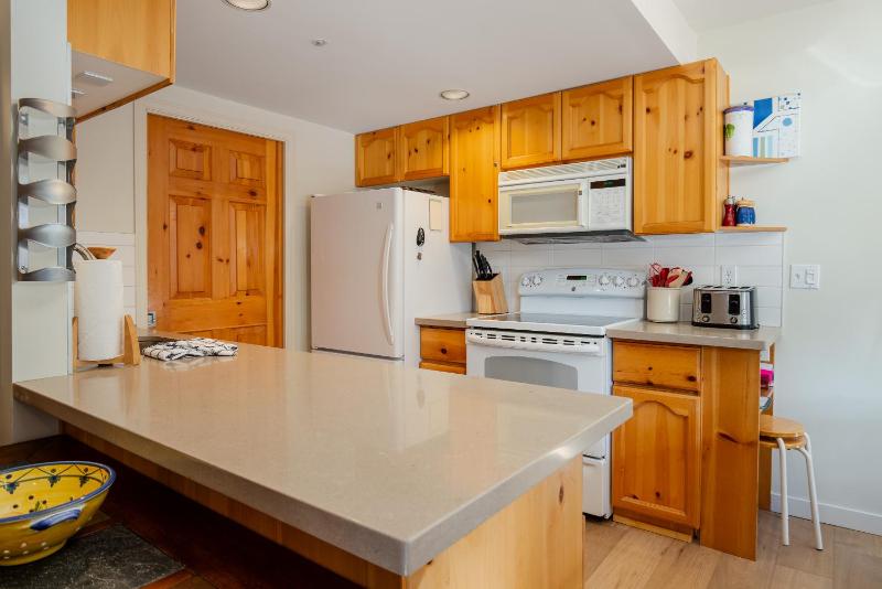 2BR in Valhalla Whistler Village Complex Hot Tub Gas Fireplace Parking Gondola Shuttle - image 7
