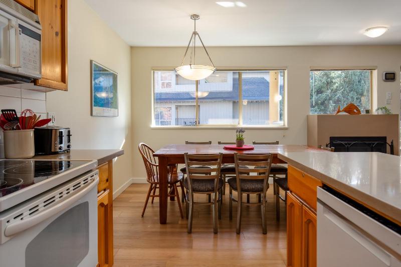 2BR in Valhalla Whistler Village Complex Hot Tub Gas Fireplace Parking Gondola Shuttle - image 5