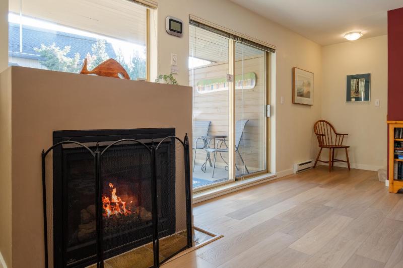 2BR in Valhalla Whistler Village Complex Hot Tub Gas Fireplace Parking Gondola Shuttle - image 16