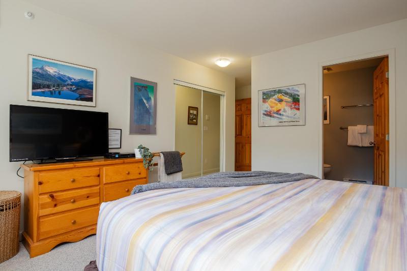 2BR in Valhalla Whistler Village Complex Hot Tub Gas Fireplace Parking Gondola Shuttle - image 15