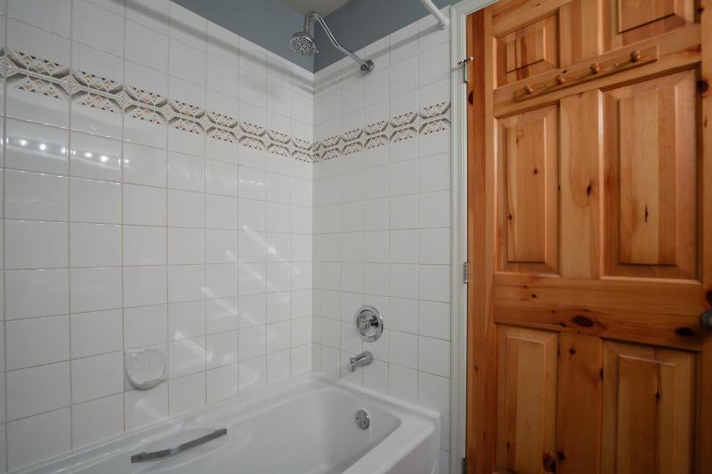 2BR in Valhalla Whistler Village Complex Hot Tub Gas Fireplace Parking Gondola Shuttle - image 12