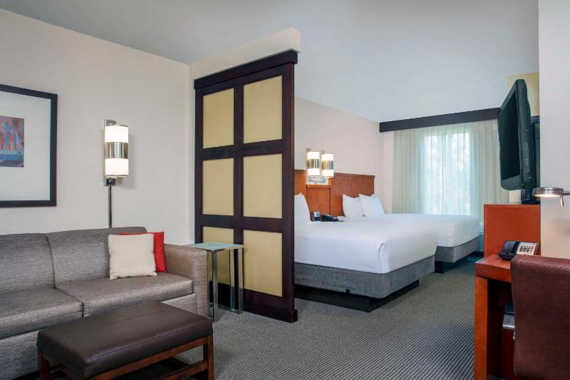 Queen Room with Two Queen Beds and Sofa Bed - High Floor image 1