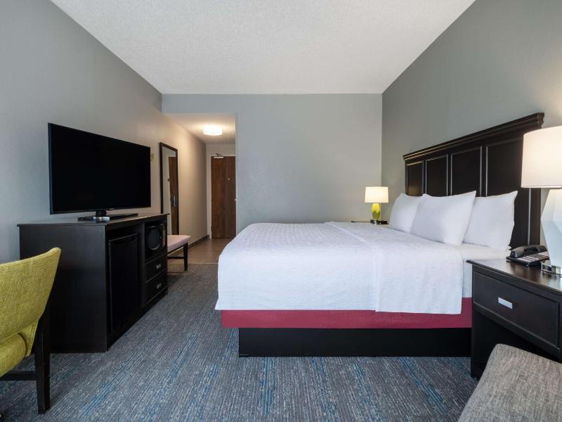 King Room with King Bed - Non-Smoking image 2