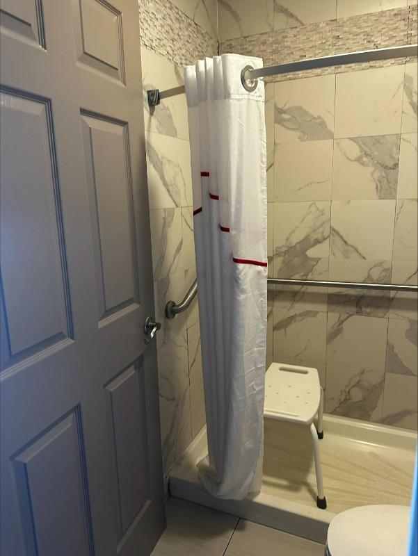 Superior King Room Disability Access Roll-In Shower Non-Smoking image 2