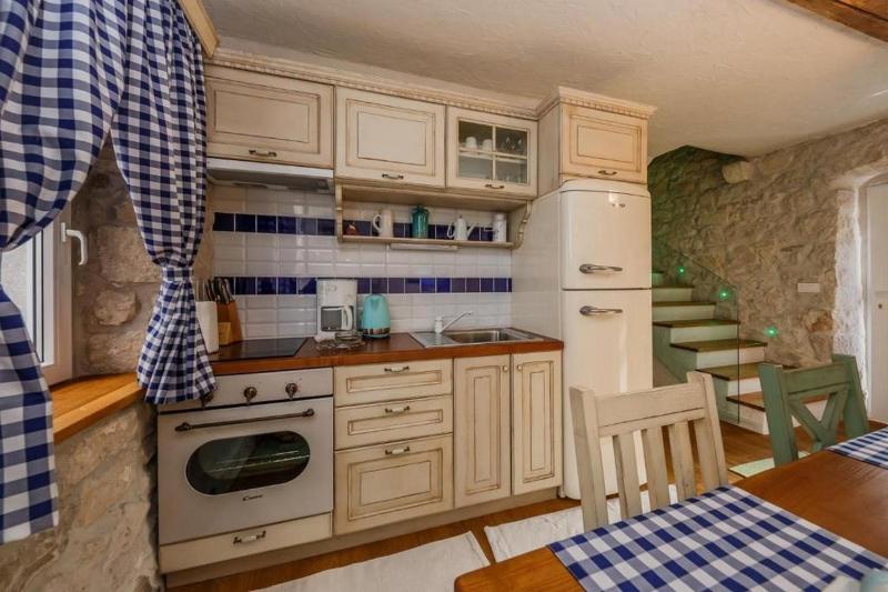 Apartments by the sea Kastel Novi Kastela - 22051 - image 11