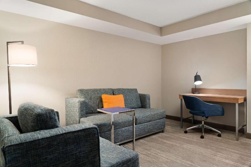 King Room with Sofa Bed - Non-Smoking image 3